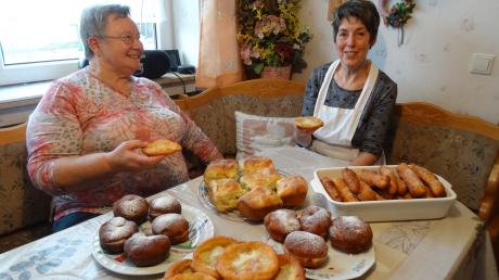 Mit schwäbischen Spezialitäten kennen sich Maria Egle (links) und Maria Stussak (rechts) bestens aus. Die beiden Nordholzerinnen zeigen, wie man Apfelnudeln, Kartoffelwürste, Krapfen und Kiachla zubereitet. 
