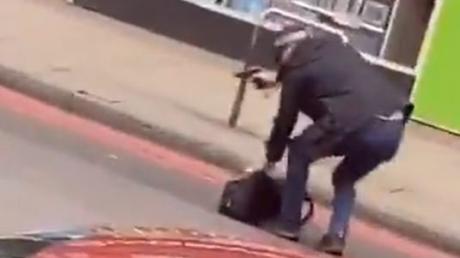 Dieses Twitter-Videostandbild zeigt einen bewaffneten Polizisten auf der Streatham High Road. 