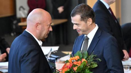 CDU-Fraktionschef Mike Mohring (r) gratuliert dem neuen Thüringer Ministerpräsidenten Thomas Kemmerich (FDP).