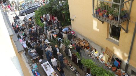 In Augsburg gibt es viele regelmäßige Flohmärkte, aber auch Nachbarschafts- oder Hofflohmärkte, die einmal jährlich stattfinden.