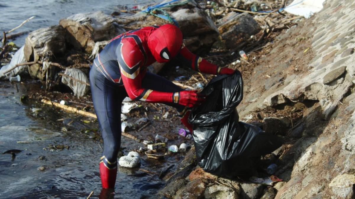 INDONESIA: Aksi Lawan Sampah Berlebihan: Spiderman Cleaning di Pantai Sulawesi
