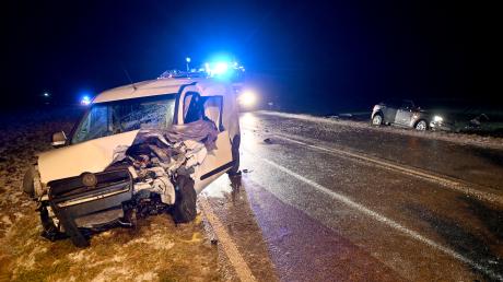 Bei Langenau ist in der Nacht auf Mittwoch ein kleiner Lieferwagen auf die Gegenspur geraten und hat so einen Unfall verursacht.