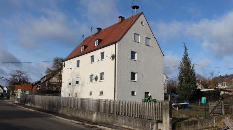 Die Gemeinde Schmiechen will in das Haus in der Steindorfer Straße kein Geld mehr investieren. Mit einem Partner soll ein neues Gebäude für den sozialen Wohnungsbau gebaut werden.