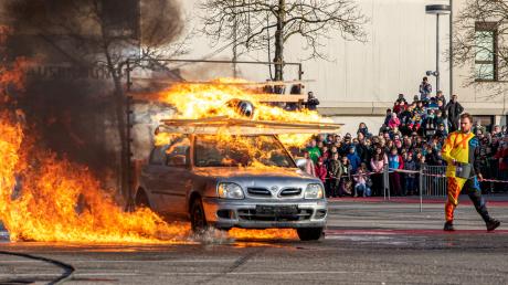 Mit dem Auto durch die Feuerwand - bei solchen Stunts hielt das Publikum den Atem an.