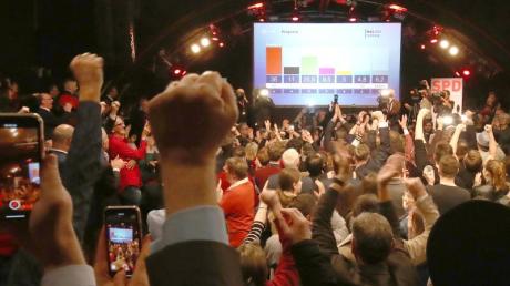 Anhänger der SPD bejubeln die Zahlen der ersten Prognose auf ihrer Wahlparty in Hamburg.