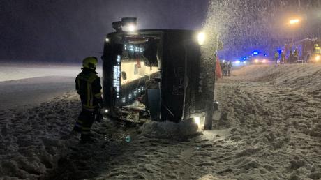 Auf der Bundesstraße B10 nördlich von Ulm ist am Donnerstagabend ein Reisebus umgekippt. Er blieb auf der Seite liegen, alle acht Insassen wurden verletzt.