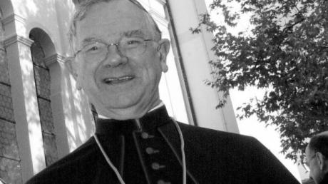 Bischof Viktor Josef Dammertz (1929 – 2020) wurde am Heiligen Abend 1992 zum Oberhirten von Augsburg ernannt. 	