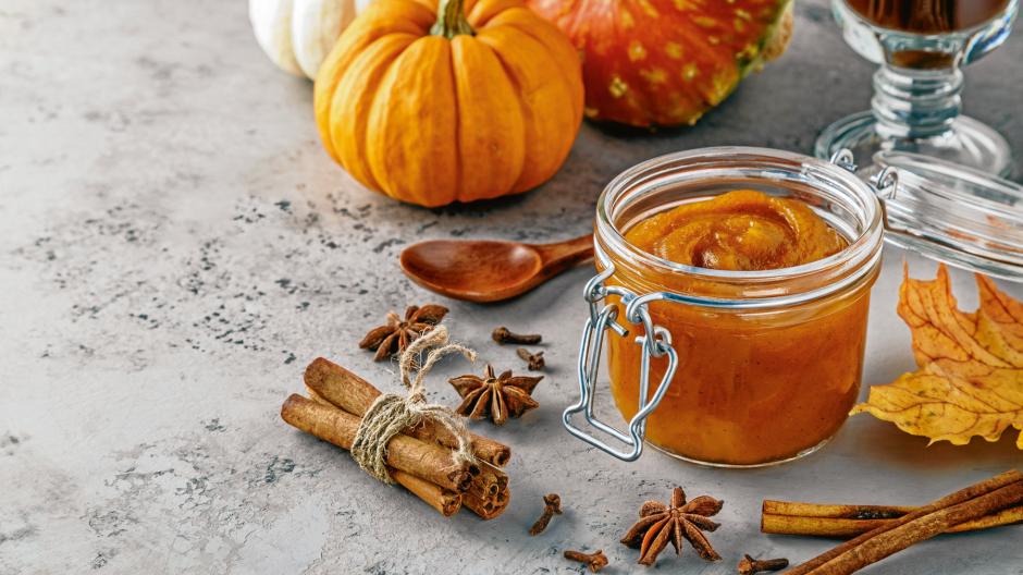 The perfect jam for Halloween consists of pumpkin, apple and orange.