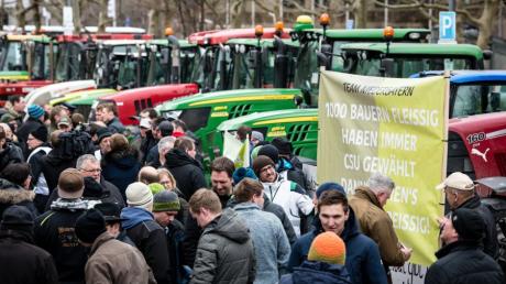 Zahlreiche Landwirte stehen während einer Demonstration zwischen ihren Treckern vor dem Bayerischen Umweltministerium. 