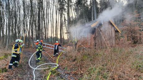 In Mattsies ist am Samstag eine Waldhütte in Brand geraten.