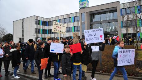 Schüler der Hermann-Schmid-Akademie haben am Montag für den Erhalt ihrer Schule demonstriert. Der Betreiber will die Privatschule zum Ende des Schuljahres schließen.