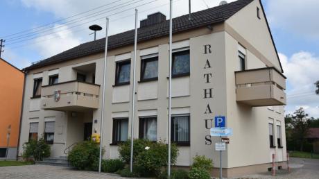 Das Bild zeigt das Rathaus der Gemeinde Holzheim. 