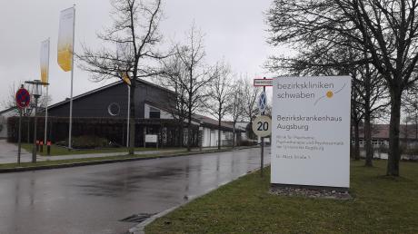 Ein Patient hatte im Bezirkskrankenhaus Augsburg einen Arzt schwer verletzt. Am Landgericht Augsburg wurde unlängst das Urteil im Prozess gesprochen. 