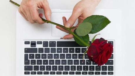 Ein Mann aus dem Kreis Eichstätt wurde beim Online-Dating Opfer einer dreisten Betrugsmasche.