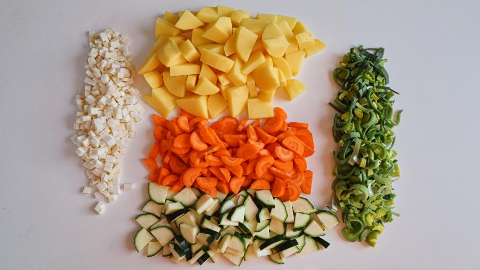 Cut potatoes, zucchini and carrots into bite-size pieces.  Sliced ​​leek and diced celery.