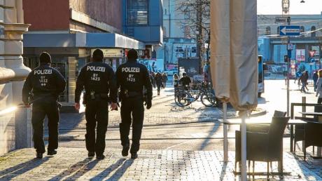 Die Polizei kontrolliert in Augsburg regelmäßig, ob die Corona-Regeln eingehalten werden. Die Beamten prüfen unter anderem, ob Lokale und Imbisse tatsächlich nur Essen zum Mitnehmen verkaufen.