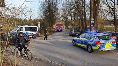 Feuerwehr und Polizei rückten am Freitagnachmittag zu mehreren kleineren Bränden im Haunstetter Wald aus. 
