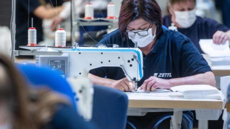 Auch die Textilindustrie ist von der Corona-Krise betroffen. In Deutschland haben viele Unternehmen auf Maskenproduktion umgestellt. Der Bund will den Markt nun stärken.