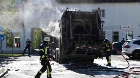 Ein Lastwagen in Pfersee ist in Brand geraten. Der Sachschaden dürfte hoch sein.