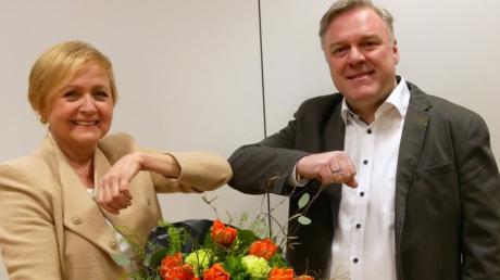 Holzheims Bürgermeisterin Ursula Brauchle 
beglückwünschte im März ihren Nachfolger Thomas Hartmann.