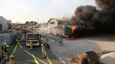 In Waldstetten bei Ichenhausen hat am Freitagabend eine Lagerhalle gebrannt. Der Schaden liegt im oberen sechsstelligen Bereich. Die Ursache ist bislang völlig unklar.