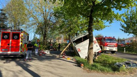 Ein Lastwagen, der mit Spargel beladen war, drohte in Inchenhofen umzukippen. Zuvor war der Fahrer gegen einen Baum gefahren und wurde lebensgefährlich verletzt.
