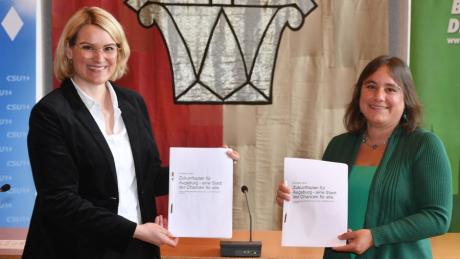 Oberbürgermeisterin Eva Weber (CSU, links) und die designierte Bürgermeisterin Martina Wild (Grüne) sind die führenden Köpfe der neuen Augsburger Stadtregierung.