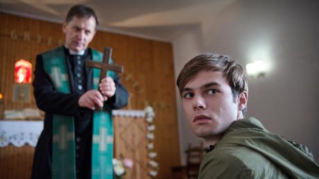 Jonas Fleischauer (Tom Gronau) muss sich regelmäßig von Pater Anselm (Maciej Robakiewicz) exorzieren lassen: Szene aus dem "Polizeiruf 110: Heilig sollt ihr sein".