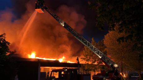 In Höchstädt brennt der Einkaufsmarkt Edeka. Die Feuerwehren  werden ein Abbrennen des Gebäudes vermutlich nicht verhindern können. 