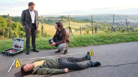 Thorsten Lannert (Richy Müller) und Sebastian Bootz (Felix Klare) mit der Leiche eines jungen Joggers: Szene aus dem Stuttgart-Tatort "Du allein", der gestern im Ersten lief. 