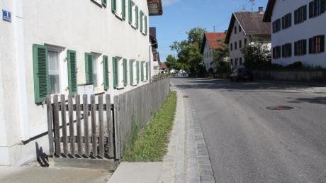 Staketenzäune aus Holz prägen das typische Straßenbild Langerringens, wie hier an der Hauptstraße.