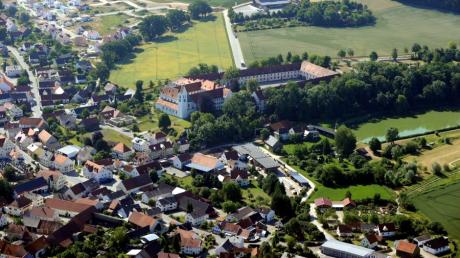 Für den ehemaligen Bürgermeister Fritz Hölzl hat es eine besondere Ausstrahlung: Imposant thront Kloster Thierhaupten über dem Ort.