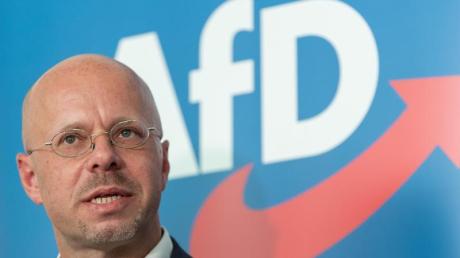 Andreas Kalbitz hat die ostdeutschen Landesverbände der AfD hinter sich. Dabei wollte der Parteivorstand den Rechtsextremisten loswerden. 