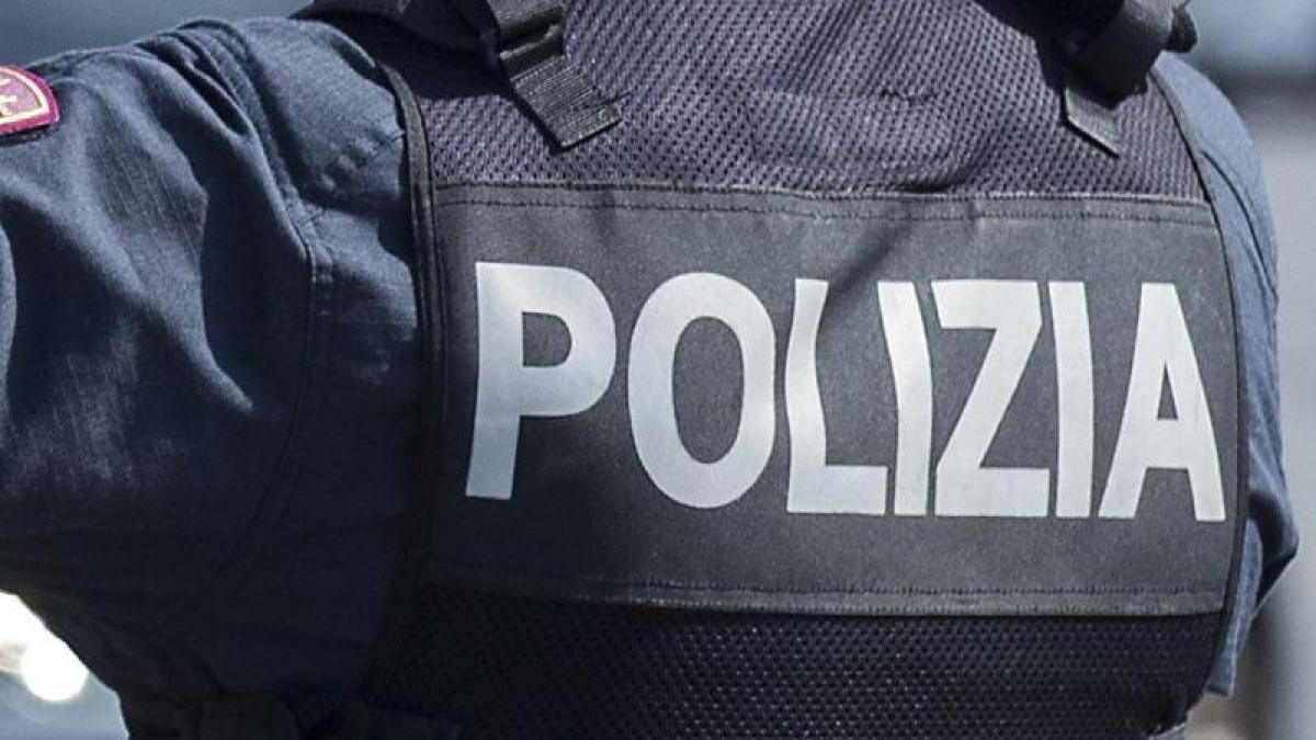 Mertingen/Modena: una coppia di Mertingen si ribella nuda in un’auto della polizia in Italia