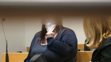 Eine 32-Jährige steht vor dem Augsburger Landgericht, weil sie ihren Sohn ausgesetzt hat. 	
