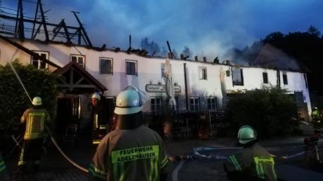 Ein Raub der Flammen wurde dieses Landgasthaus in Burgadelzhausen (Kreis Aichach-Friedberg). Der Einsatz der Feuerwehr konnte Schlimmeres verhindern.