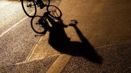Mit einem Fußgänger ist ein Radfahrer am Montag in Ellgau zusammengestoßen. 