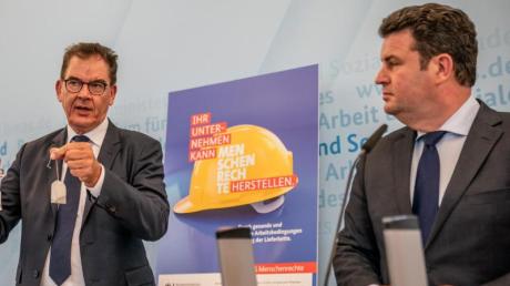 Die Bundesminister Gerd Müller (CSU, links) und Hubertus Heil (SPD) wollen Unternehmen mit einem Gesetz zur Einhaltung von Menschenrechten in den Lieferketten verpflichten.