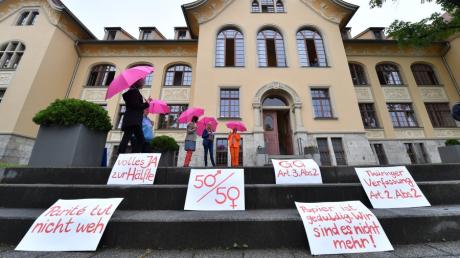 Demonstrantinnen vor dem Thüringer Verfassungsgerichtshof.  	