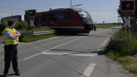 Bahnübergang Oberottmarshausen Schranken öffnen nicht bei Hitze Verkehr wird von der Bundespolizei  bei geöffneter Schranke durchgeleitet.