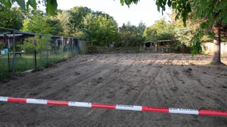 Zwei Tage lang haben Polizisten die Kleingarten-Parzelle bei Hannover durchsucht. Ob etwas gefunden wurde, ist nicht bekannt.