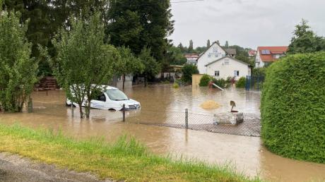Starke Regenfälle sorgten am späten Sonntagnachmittag für Überschwemmungen im Bachtal. Vor allem Syrgenstein, hier der Heckweg, war betroffen.