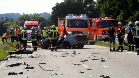 Schwerer Unfall am Rothsee: Zwischen Zusmarshausen und Horgau sind ein Auto und ein Kleintransporter zusammengestoßen.