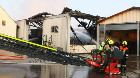 Eine landwirtschaftliche Lagerhalle ist am Dienstagmorgen in Paar in Brand geraten.