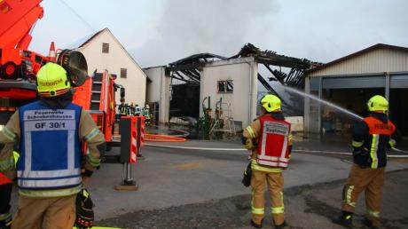 Eine Lagerhalle ist in Paar ein Raub der Flammen geworden
Die angrenzenden Gebäude wurden vor einem Brandschaden gerettet.