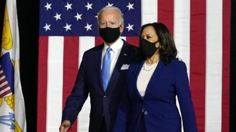 Joe Biden (l) und Kamala Harris kommen zu einer Pressekonferenz.