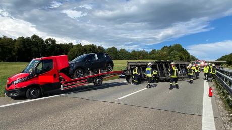Nach einem Unfall ist der Kohlbergtunnel der Autobahn A 96 zwischen Stetten und Erkheim in Fahrtrichtung Lindau gesperrt. Ein mit Autos beladener Anhänger steht quer.