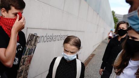 Die Klimaaktivistinnen Greta Thunberg (Mitte) und Luisa Neubauer (rechts) gehen am Morgen in das Bundeskanzleramt.