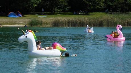 Schlauchboote, Gummitiere und vor allem auch SUPs werden unter Badegästen an Bayerns Seen immer beliebter.