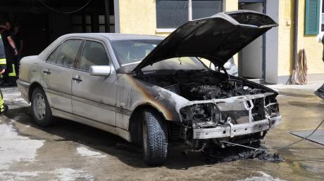 Ein Auto ist am Donnerstag im Kettershauser Ortsteil Tafertshofen komplett ausgebrannt.